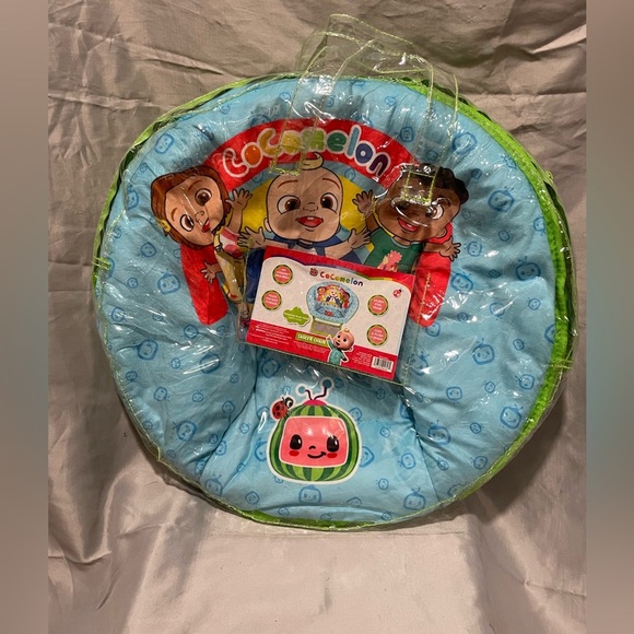 New CoComelon Kids Foldable Saucer Chair- Blue and Green - Picture 1 of 6